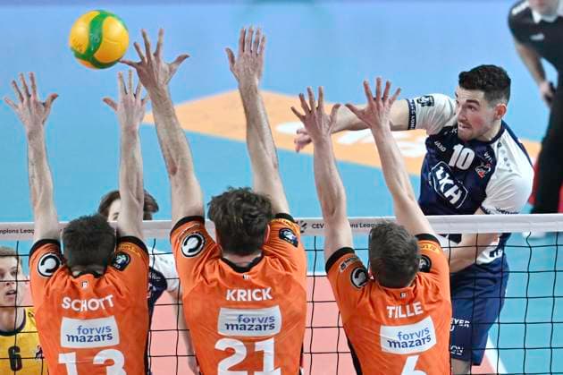 GER; CEV Champions League, SVG Lueneburg vs Berlin Recycling Volleys 12.02.2025, LKH Arena, Lueneburg, GER; CEV Champions League, SVG Lueneburg vs Berlin Recycling Volleys im Bild Lorenz Karlitzek (Lueneburg 10) versucht sich gegen Ruben Schott (Berlin 13), Tobias Krick (Berlin 21) und Johannes Tille (Berlin 06) durchzusetzen