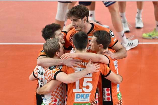 GER; CEV Champions League, SVG Lueneburg vs Berlin Recycling Volleys 12.02.2025, LKH Arena, Lueneburg, GER; CEV Champions League, SVG Lueneburg vs Berlin Recycling Volleys im Bild die Berliner Mannschaft jubelt