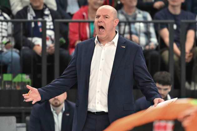 GER; CEV Champions League, SVG Lueneburg vs Berlin Recycling Volleys 12.02.2025, LKH Arena, Lueneburg, GER; CEV Champions League, SVG Lueneburg vs Berlin Recycling Volleys im Bild Trainer Joel Gregory Banks (Berlin) regt sich auf