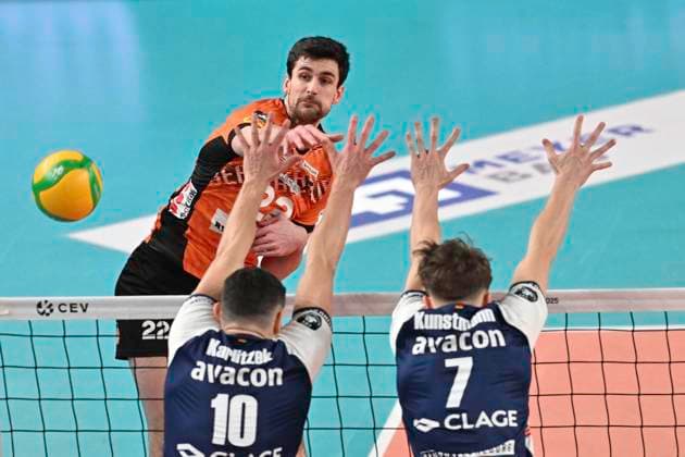 GER; CEV Champions League, SVG Lueneburg vs Berlin Recycling Volleys 12.02.2025, LKH Arena, Lueneburg, GER; CEV Champions League, SVG Lueneburg vs Berlin Recycling Volleys im Bild Lorenz Karlitzek (Lueneburg 10) und Joscha Kunstmann (Lueneburg 07) versuchen sich gegen Jake Hanes (Berlin 22) durchzusetzen