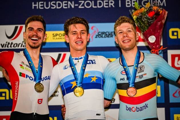 TEUTENBERG Tim Torn, ALVES OLIVEIRA Rui Filipe, HESTERS Jules Europameister Bahn EM 2025 Siegerehrung TEUTENBERG Tim Torn, ALVES OLIVEIRA Rui Filipe, HESTERS Jules Europameister Ausscheidungsfahren Men s Elimination Race Bahn EM 2025 Bahnrad Europameisterschaften 2025 (EuroTrack25 2025 UEC Track Elite European Championships), die vom 12. bis 16. Februar 2025 im Vlaanderen Heusden-Zolder Velodroom Limburg im belgischen Heusden-Zolder stattfinden.