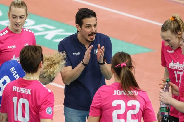 Wiesbaden, Deutschland 12. Februar 2025: 1. VBL - Frauen - 2024 2025 - VC Wiesbaden vs. Allianz MTV Stuttgart Im Bild: Tigin Yaglioglu (Trainer VC Wiesbaden), die Spielerinnen vom VC Wiesbaden, Halle am Platz der deutschen Ein Berlin Copyright: xFotostandx xUlrichxScherbaumx