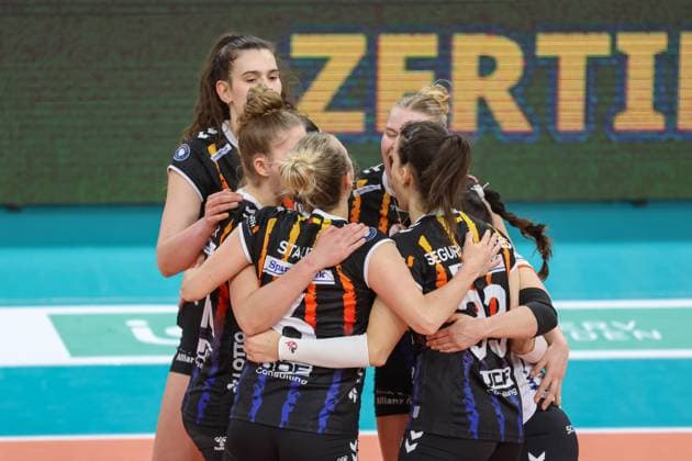 Wiesbaden, Deutschland 12. Februar 2025: 1. VBL - Frauen - 2024 2025 - VC Wiesbaden vs. Allianz MTV Stuttgart Im Bild: die Spielerinnen vom Allianz MTV Stuttgart, Jubel, Halle am Platz der deutschen Ein Berlin Copyright: xFotostandx xUlrichxScherbaumx