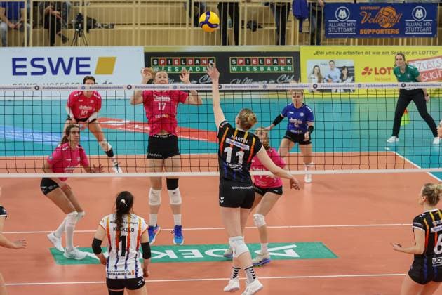 Wiesbaden, Deutschland 12. Februar 2025: 1. VBL - Frauen - 2024 2025 - VC Wiesbaden vs. Allianz MTV Stuttgart Im Bild: Rachel Gomez (VC Wiesbaden, 17), Pauline Martin (Allianz MTV Stuttgart, 11), Halle am Platz der deutschen Ein Berlin Copyright: xFotostandx xUlrichxScherbaumx