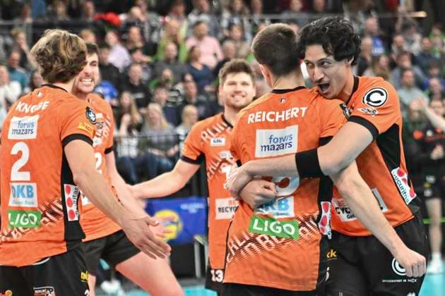 GER; CEV Champions League, SVG Lueneburg vs Berlin Recycling Volleys 12.02.2025, LKH Arena, Lueneburg, GER; CEV Champions League, SVG Lueneburg vs Berlin Recycling Volleys im Bild die Berliner Mannschaft jubelt