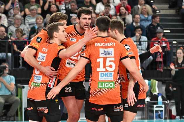 GER; CEV Champions League, SVG Lueneburg vs Berlin Recycling Volleys 12.02.2025, LKH Arena, Lueneburg, GER; CEV Champions League, SVG Lueneburg vs Berlin Recycling Volleys im Bild die Berliner Mannschaft jubelt