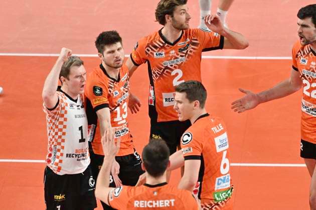 GER; CEV Champions League, SVG Lueneburg vs Berlin Recycling Volleys 12.02.2025, LKH Arena, Lueneburg, GER; CEV Champions League, SVG Lueneburg vs Berlin Recycling Volleys im Bild die Berliner Mannschaft jubelt