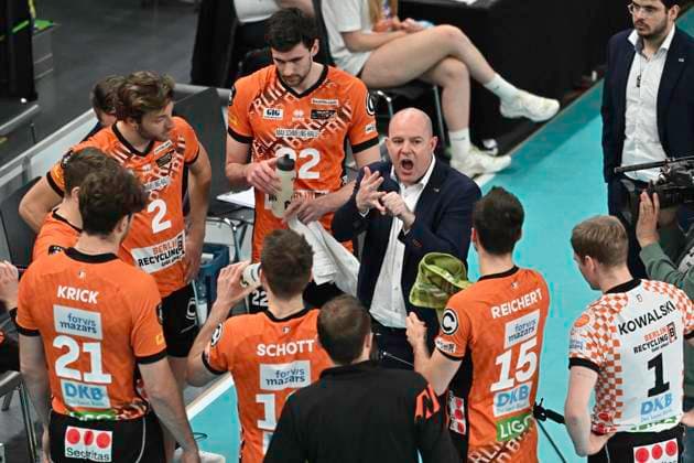GER; CEV Champions League, SVG Lueneburg vs Berlin Recycling Volleys 12.02.2025, LKH Arena, Lueneburg, GER; CEV Champions League, SVG Lueneburg vs Berlin Recycling Volleys im Bild Trainer Joel Gregory Banks (Berlin) spricht mit seiner Mannschaft