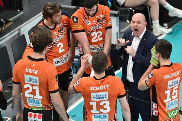 Sport Bilder des Tages GER; CEV Champions League, SVG Lueneburg vs Berlin Recycling Volleys 12.02.2025, LKH Arena, Lueneburg, GER; CEV Champions League, SVG Lueneburg vs Berlin Recycling Volleys im Bild Trainer Joel Gregory Banks (Berlin) spricht mit seiner Mannschaft