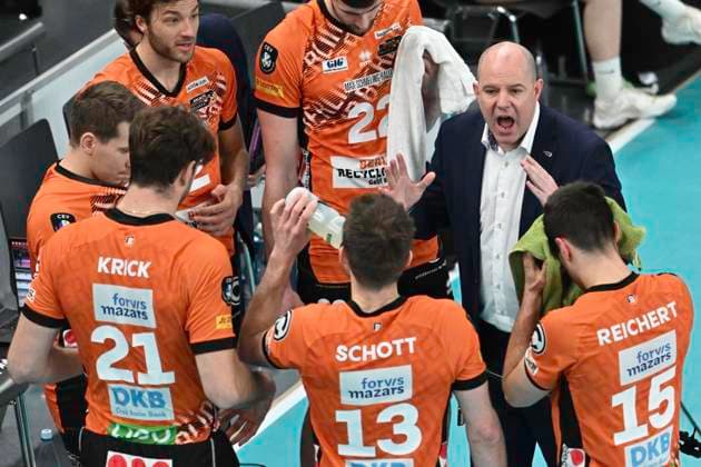 GER; CEV Champions League, SVG Lueneburg vs Berlin Recycling Volleys 12.02.2025, LKH Arena, Lueneburg, GER; CEV Champions League, SVG Lueneburg vs Berlin Recycling Volleys im Bild Trainer Joel Gregory Banks (Berlin) spricht mit seiner Mannschaft