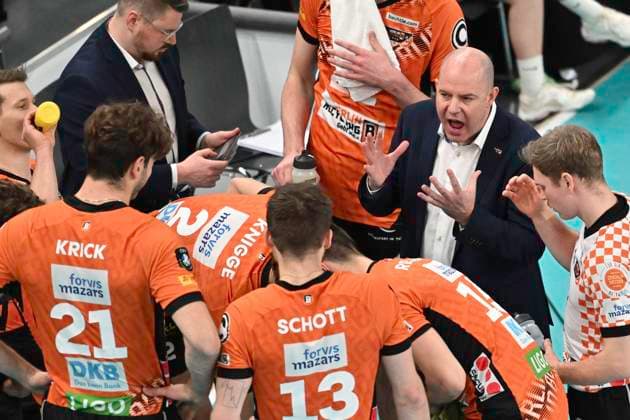 GER; CEV Champions League, SVG Lueneburg vs Berlin Recycling Volleys 12.02.2025, LKH Arena, Lueneburg, GER; CEV Champions League, SVG Lueneburg vs Berlin Recycling Volleys im Bild Trainer Joel Gregory Banks (Berlin) spricht mit seiner Mannschaft