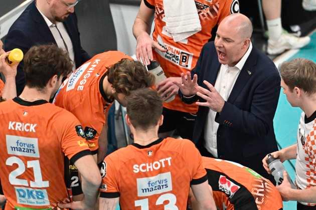 GER; CEV Champions League, SVG Lueneburg vs Berlin Recycling Volleys 12.02.2025, LKH Arena, Lueneburg, GER; CEV Champions League, SVG Lueneburg vs Berlin Recycling Volleys im Bild Trainer Joel Gregory Banks (Berlin) spricht mit seiner Mannschaft