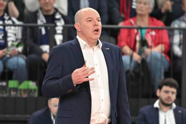 GER; CEV Champions League, SVG Lueneburg vs Berlin Recycling Volleys 12.02.2025, LKH Arena, Lueneburg, GER; CEV Champions League, SVG Lueneburg vs Berlin Recycling Volleys im Bild Trainer Joel Gregory Banks (Berlin) regt sich auf