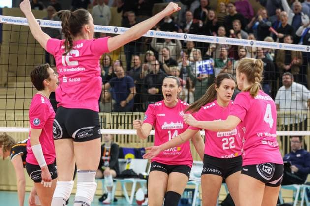 Sport Bilder des Tages Wiesbaden, Deutschland 12. Februar 2025: 1. VBL - Frauen - 2024 2025 - VC Wiesbaden vs. Allianz MTV Stuttgart Im Bild: die Spielerinnen vom VC Wiesbaden, gewinnen den 2. Satz, Jubel, Halle am Platz der deutschen Ein Berlin Copyright: xFotostandx xUlrichxScherbaumx