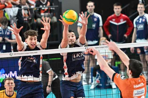 GER; CEV Champions League, SVG Lueneburg vs Berlin Recycling Volleys 12.02.2025, LKH Arena, Lueneburg, GER; CEV Champions League, SVG Lueneburg vs Berlin Recycling Volleys im Bild Joscha Kunstmann (Lueneburg 07) und Lorenz Karlitzek (Lueneburg 10) versuchen sich gegenJake Hanes (Berlin 22) durchzusetzen