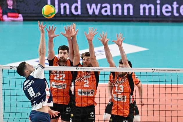 GER; CEV Champions League, SVG Lueneburg vs Berlin Recycling Volleys 12.02.2025, LKH Arena, Lueneburg, GER; CEV Champions League, SVG Lueneburg vs Berlin Recycling Volleys im Bild Lorenz Karlitzek (Lueneburg 10) versucht sich gegen Jake Hanes (Berlin 22), Matthew Knigge (Berlin 02) und Ruben Schott (Berlin 13) durchzusetzen