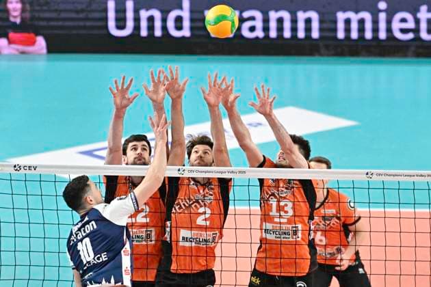 GER; CEV Champions League, SVG Lueneburg vs Berlin Recycling Volleys 12.02.2025, LKH Arena, Lueneburg, GER; CEV Champions League, SVG Lueneburg vs Berlin Recycling Volleys im Bild Lorenz Karlitzek (Lueneburg 10) versucht sich gegen Jake Hanes (Berlin 22), Matthew Knigge (Berlin 02) und Ruben Schott (Berlin 13) durchzusetzen