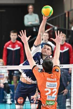 GER; CEV Champions League, SVG Lueneburg vs Berlin Recycling Volleys 12.02.2025, LKH Arena, Lueneburg, GER; CEV Champions League, SVG Lueneburg vs Berlin Recycling Volleys im Bild Lorenz Karlitzek (Lueneburg 10) versucht sich gegenJake Hanes (Berlin 22) durchzusetzen