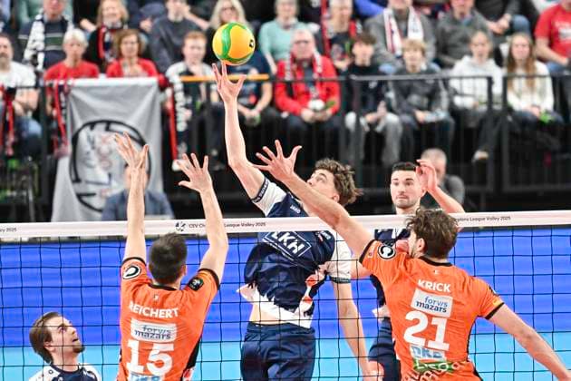 GER; CEV Champions League, SVG Lueneburg vs Berlin Recycling Volleys 12.02.2025, LKH Arena, Lueneburg, GER; CEV Champions League, SVG Lueneburg vs Berlin Recycling Volleys im Bild Joscha Kunstmann (Lueneburg 07) versucht sich gegen Moritz Reichert (Berlin 15) und Tobias Krick (Berlin 21) durchzusetzen