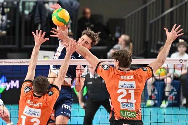 GER; CEV Champions League, SVG Lueneburg vs Berlin Recycling Volleys 12.02.2025, LKH Arena, Lueneburg, GER; CEV Champions League, SVG Lueneburg vs Berlin Recycling Volleys im Bild Joscha Kunstmann (Lueneburg 07) versucht sich gegen Ruben Schott (Berlin 13) und Tobias Krick (Berlin 21) durchzusetzen
