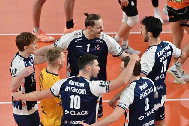 GER; CEV Champions League, SVG Lueneburg vs Berlin Recycling Volleys 12.02.2025, LKH Arena, Lueneburg, GER; CEV Champions League, SVG Lueneburg vs Berlin Recycling Volleys im Bild die Lueneburger Mannschaft jubelt