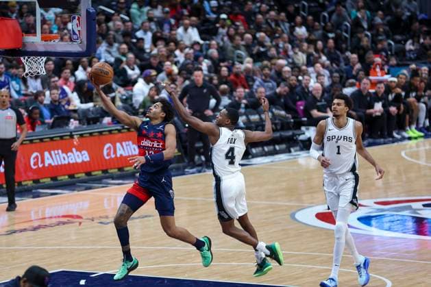 February 10, 2025, Washington, District Of Columbia, USA: JORDAN POOLE 13 of the Washington Wizards drives to the basket against DE AARON FOX 4 the San Antonio Spurs during the second half of NBA, Basketball Herren, USA action at Capital One Arena. Washington USA - ZUMAs352 20250210_zsp_s352_010 Copyright: xSabinaxShyshx