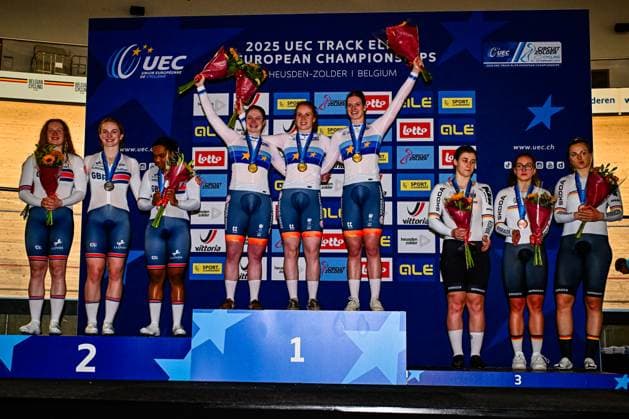 Siegererung Team Sprint Bahn EM Siegerehrung Team Sprint: Gold: VAN DER PEET Steffie - VAN DE WOUW Hetty - KALEE Kimberly Silber: EDMUNDS Rhian - BELL Lauren - PARRIS-SMITH Rhianna ( GBR ) Great Britain Bronze: GRABOSCH Pauline Sophie - FRIEDRICH Lea Sophie - SCHNEIDER Team Sprint Bahn EM 2025 Bahnrad Europameisterschaften 2025 (EuroTrack25 2025 UEC Track Elite European Championships), die vom 12. bis 16. Februar 2025 im Vlaanderen Heusden-Zolder Velodroom Limburg im belgischen Heusden-Zolder stattfinden.