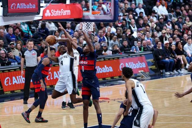 February 10, 2025, Washington, District Of Columbia, USA: DE AARON FOX 4 of the San Antonio Spurs drives to the basket against BILAL COULIBALY 0 the Washington Wizards during the first half of NBA, Basketball Herren, USA action at Capital One Arena. Washington USA - ZUMAs352 20250210_zsp_s352_017 Copyright: xSabinaxShyshx