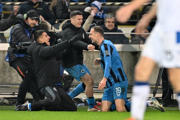 250212 Champions League Knock Out Club Brugge vs Atalanta Gustaf Nilsson (19) of Club Brugge celebrates with his teammates after scoring the 2-1 goal on penalty during a soccer game between Belgian Club Brugge KV and Italian Atalanta Bergamo in the UEFA Champions League Knockout phase play-offs leg 1 of the 2024-25 season, on Wednesday 12 February 2025 in Brugge , Belgium . photo Isosport David Catry Brugge Belgium  Copyright: xDavidxCatryx 20250212DC2_2524