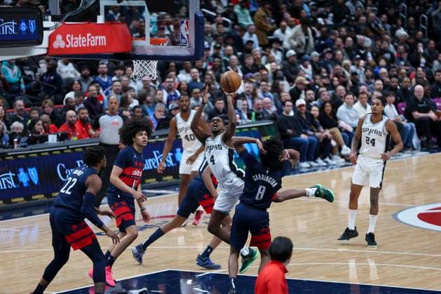 February 10, 2025, Washington, District Of Columbia, USA: DE AARON FOX 4 of the San Antonio Spurs drives to the basket against CARLTON CARRINGTON 8 the Washington Wizards during the first half of NBA, Basketball Herren, USA action at Capital One Arena. Washington USA - ZUMAs352 20250210_zsp_s352_034 Copyright: xSabinaxShyshx
