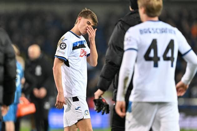 250212 Champions League Knock Out Club Brugge vs Atalanta Charles De Ketelaere (17) of Atalanta looking dejected and disappointed after losing a soccer game between Belgian Club Brugge KV and Italian Atalanta Bergamo in the UEFA Champions League Knockout phase play-offs leg 1 of the 2024-25 season, on Wednesday 12 February 2025 in Brugge , Belgium . photo Isosport David Catry Brugge Belgium  Copyright: xDavidxCatryx 20250212DC2_3215