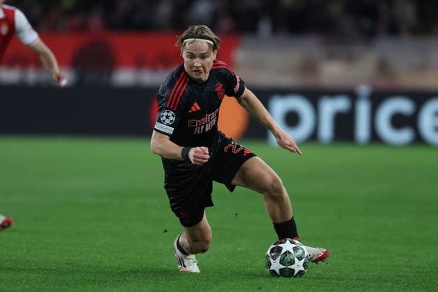 Monaco on February 12, 2025 Uefa Champions League Knockout phase play-offs, 1st leg AS Monaco - SL Benfica, Andreas Schjelderup (S.L.Benfica) am Ball, Freisteller, Einzelbild, Ganzkörper, Aktion, Action, Spielszene Copyright: JoaquimxFerreira