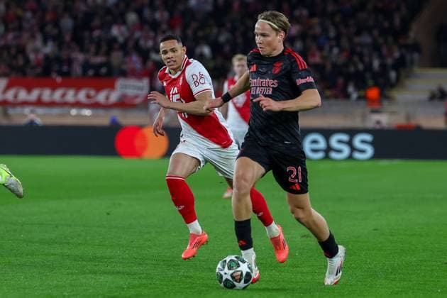 Monaco on February 12, 2025 Uefa Champions League Knockout phase play-offs, 1st leg AS Monaco - SL Benfica, Vanderson (AS Monaco), Andreas Schjelderup (S.L.Benfica) Copyright: JoaquimxFerreira