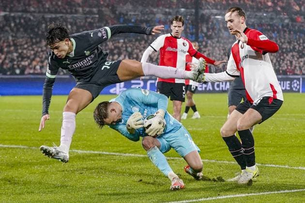 ROTTERDAM, 12-02-2025 , Stadium Feijenoord de Kuip , UEFA Champions League Knockout phase play-offs season 2024 2025 , match between Feyenoord and AC Milan , Feyenoord player Timon Wellenreuther and AC Milan player Joao Felix and Feyenoord player Thomas Beelen Feyenoord - AC Milan  x27830164x Copyright: