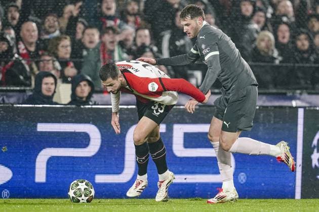 ROTTERDAM, 12-02-2025 , Stadium Feijenoord de Kuip , UEFA Champions League Knockout phase play-offs season 2024 2025 , match between Feyenoord and AC Milan , AC Milan player Santiago Gimenez and Feyenoord player David Hancko Feyenoord - AC Milan  x27830223x Copyright:
