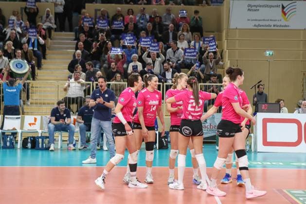 Wiesbaden, Deutschland 12. Februar 2025: 1. VBL - Frauen - 2024 2025 - VC Wiesbaden vs. Allianz MTV Stuttgart Im Bild: die Spielerinnen vom VC Wiesbaden, Mein Block, Halle am Platz der deutschen Ein Berlin Copyright: xFotostandx xUlrichxScherbaumx