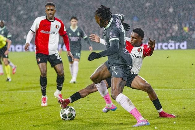 ROTTERDAM, 12-02-2025 , Stadium Feijenoord de Kuip , UEFA Champions League Knockout phase play-offs season 2024 2025 , match between Feyenoord and AC Milan , AC Milan player Rafael Leao and Feyenoord player Givairo Read Feyenoord - AC Milan  x27830534x Copyright:
