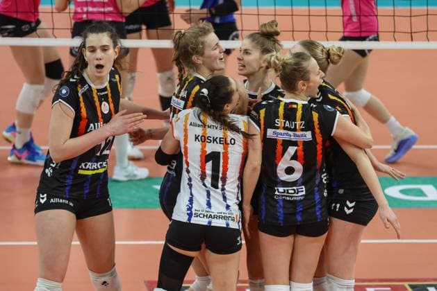 Wiesbaden, Deutschland 12. Februar 2025: 1. VBL - Frauen - 2024 2025 - VC Wiesbaden vs. Allianz MTV Stuttgart Im Bild: die Spielerinnen vom Allianz MTV Stuttgart, Jubel, Freude, Halle am Platz der deutschen Ein Berlin Copyright: xFotostandx xUlrichxScherbaumx