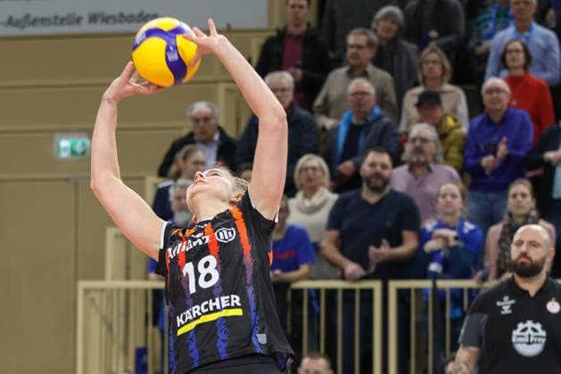 Wiesbaden, Deutschland 12. Februar 2025: 1. VBL - Frauen - 2024 2025 - VC Wiesbaden vs. Allianz MTV Stuttgart Im Bild: Pia Kaestner (Allianz MTV Stuttgart, 18), Halle am Platz der deutschen Ein Berlin Copyright: xFotostandx xUlrichxScherbaumx