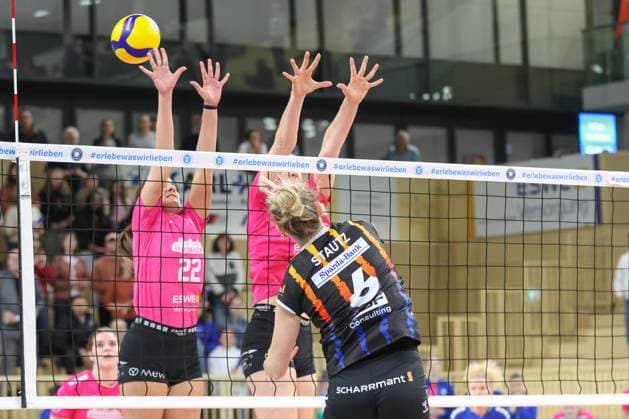 Wiesbaden, Deutschland 12. Februar 2025: 1. VBL - Frauen - 2024 2025 - VC Wiesbaden vs. Allianz MTV Stuttgart Im Bild: Ana Marija Jonjev (VC Wiesbaden, 22), Antonia Stautz (Allianz MTV Stuttgart, 6), Halle am Platz der deutschen Ein Berlin Copyright: xFotostandx xUlrichxScherbaumx