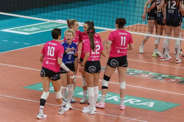 Wiesbaden, Deutschland 12. Februar 2025: 1. VBL - Frauen - 2024 2025 - VC Wiesbaden vs. Allianz MTV Stuttgart Im Bild: die Spielerinnen vom VC Wiesbaden, diskutieren ueber einen Punkt, Halle am Platz der deutschen Ein Berlin Copyright: xFotostandx xUlrichxScherbaumx