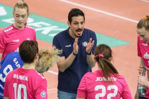 Wiesbaden, Deutschland 12. Februar 2025: 1. VBL - Frauen - 2024 2025 - VC Wiesbaden vs. Allianz MTV Stuttgart Im Bild: Tigin Yaglioglu (Trainer VC Wiesbaden), klatscht in die Haende, Halle am Platz der deutschen Ein Berlin Copyright: xFotostandx xUlrichxScherbaumx