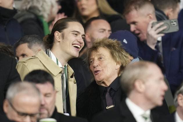Bilder des Jahres 2025, Sport 02 Februar Sport Themen der Woche KW07 Sport Bilder des Tages Sir Rod Stewart speaks to his son Alastair Stewart in the Director s Box at Celtic Park Celtic v Bayern Munich, UEFA Champions League, Knockout Round Play-offs, First Leg, Football, Celtic Park, Glasgow, UK - 12 Feb 2025 EDITORIAL USE ONLY No use with unauthorised audio, video, data, fixture lists, club league logos or live services. Online in-match use limited to 120 images, no video emulation. No use in betting, games or single club league player publications.  Copyright: xStuartxWallace Shutterstockx 15136907bw