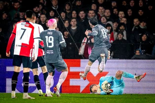 Feyenoord Rotterdam goalkeeper Timon Wellenreuther, AC Milan forwarder Chrstian Pulisic during the match Feyenoord - AC Milan at the Stadium De Kuip for the UEFA Champions League- Knockout phase play- offs1st leg season 2024-2025 in ROTTERDAM, Netherlands on 12 february 2025, (photo by Marcel van Dorst EYE4images DeFodi Images) Defodi-746_215388