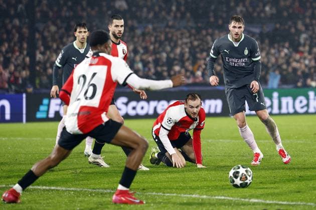 ROTTERDAM - (l-r) Thomas Beelen of Feyenoord, Santiago Gimo nez of AC Milan during the UEFA Champions League playoff match between Feyenoord and AC Milan at Feyenoord Stadion de Kuip on Feb. 12, 2025 in Rotterdam, Netherlands. ANP SEM VAN DER WAL UEFA Champions League 2024 25 League Knockout Play-off First Leg 2024 25 xVIxANPxSportx xxANPxIVx 519825617 originalFilename: 519825617.jpg