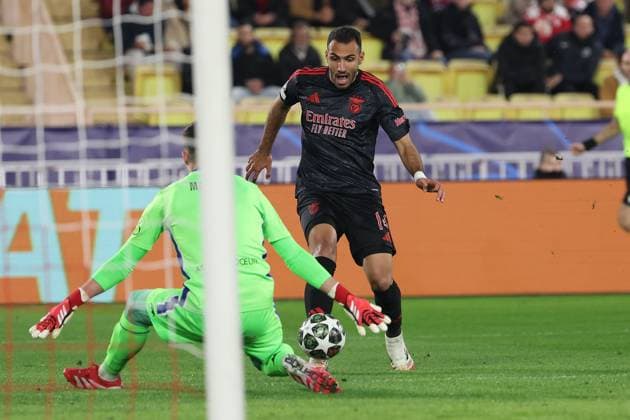 Monaco on February 12, 2025 Uefa Champions League Knockout phase play-offs, 1st leg AS Monaco - SL Benfica, goalkeeper, Torwart RadosÅ‚aw Majecki (AS Monaco), Vangelis Pavlidis (S.L.Benfica) schiesst das Tor zum 0:1 Copyright: JoaquimxFerreira