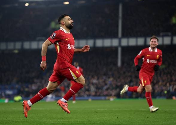 Sport Themen der Woche KW07 Sport Bilder des Tages Liverpool, England, 12th February 2025. Mohamed Salah of Liverpool celebrates scoring his sides second goal during the Premier League match at Goodison Park, Liverpool. Picture credit should read: Darren Staples Sportimage EDITORIAL USE ONLY. No use with unauthorised audio, video, data, fixture lists, club league logos or live services. Online in-match use limited to 120 images, no video emulation. No use in betting, games or single club league player publications. SPI_059_DS_EVERTON_LIVERPOOL SPI-3677-0059