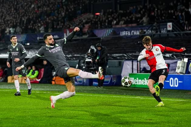 UEFA Champions League: Feyenoord v AC Milan Rotterdam - Kyle Walker of AC Milan, Gijs Smal of Feyenoord during the 1st leg of the knockout phase play-offs of new format of the Champions League 2024 2025. The match is set between Feyenoord and AC Milan at Stadion Feijenoord De Kuip on 12 February 2025 in Rotterdam, The Netherlands. Copyright: xTomxBodex