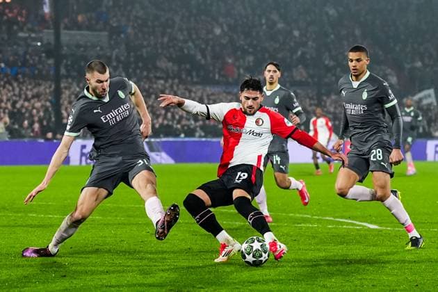 UEFA Champions League: Feyenoord v AC Milan Rotterdam - Strahinja Pavlovic of AC Milan, Julian Carranza of Feyenoord during the 1st leg of the knockout phase play-offs of new format of the Champions League 2024 2025. The match is set between Feyenoord and AC Milan at Stadion Feijenoord De Kuip on 12 February 2025 in Rotterdam, The Netherlands. Copyright: xTomxBodex