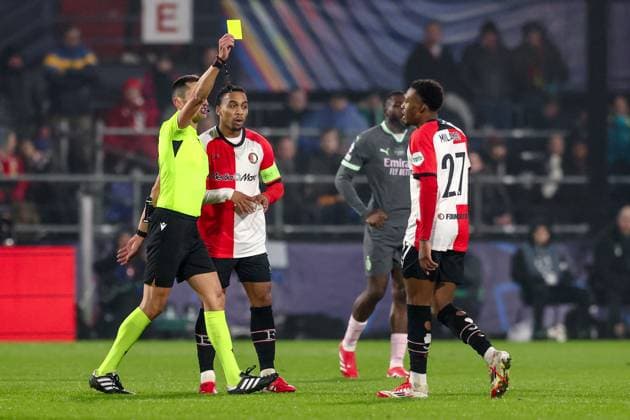 2025-02-12 Feyenoord v AC Milan - UEFA Champions League 2024 25 League Knockout Play-off First Leg ROTTERDAM, NETHERLANDS - FEBRUARY 12: Referee Jose Maria Sanchez shows a yellow card to Antoni Milambo of Feyenoord, Quinten Timber of Feyenoord during the UEFA Champions League 2024 25 League Knockout Play-off First Leg match between Feyenoord and AC Milan at Stadion Feijenoord on February 12, 2025 in Rotterdam, Netherlands. Rotterdam Stadion Feijenoord Netherlands Content not available for redistribution in The Netherlands directly or indirectly through any third parties. Copyright: xPieterxvanxderxWoudex